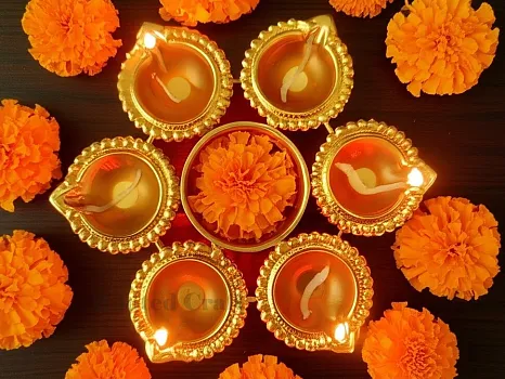 Golden Metal Urli – 7 Inch Decorative Flower Urli Bowl for Home, Pooja & Festive Décor