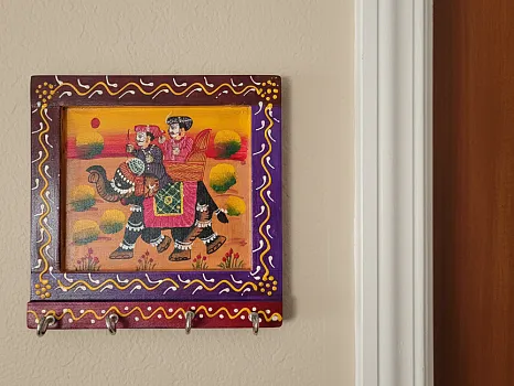 Hand Painted Wooden Key Holder Decorative Key Hanger with 4 Metal Hooks Colorful Key Stand for Home, Office & Living Room